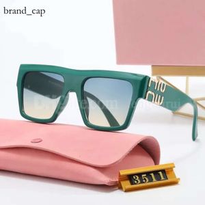 Miui Lunettes de soleil Nouveau printemps m Home Mui Mui Glasses Street Shot Minimalistes Classic Sunglasses Winshields Letter LETTS Big Square Frame avec Case 4304