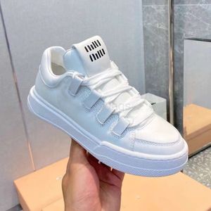 MIUI White Shoe Ah Familia Sombrilla gruesa Pequeño Pequeño para mujeres 2023 String and Autumn Nuevos zapatos de tablero de gran altura para ocio deportivo y zapatos versátiles para mujeres