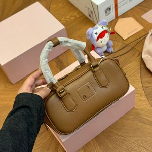 MIUI Dames Bowlingtas Luxe Designer Hoge kwaliteit lederen handtas Afneembare schouderriem Crossbodytas 3D-harslogo Enkele schoudertas