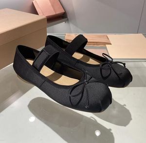MIUI FEMELS BALLET SHAUTES BATEAUX BATINE BOW FLAT FLAT MARY JANE CONFORTS Retro Elastic Band Black and White Pink Gris Grey Brown Casual Chaussures.avec boîte.miumuss