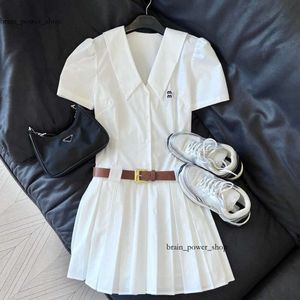 Miumiubag Robe Designer pour femmes de haute qualité chemises de mode de luxe de luxe Whitedress Classic Fashion brodé en V avec des robes plissées de ceinture 875