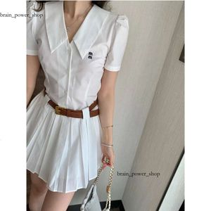 Miumiubag Dress Damesontwerper Hoge kwaliteit Luxe mode Shirts Luxe Casual Whitedress Classic Mode Borduurde V-hals met riem geplooide jurken 77