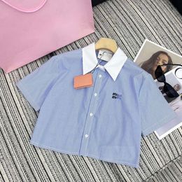 MIUMIUS Camisa Diseñadora de lujo Moda Blusas para mujer Temprano Spring Small Fresh Fresh New Stripe Contraste Lapa blanca Camisa de manga corta bordada