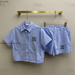 Miumium-shirt Dames tracksuits Designer Casual Sets Maat S-L 2PCS Hot Diamond verfraaid gestreepte shirt en knoopplacket Shorts 881