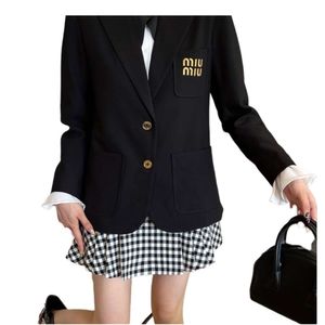 Miumius Manteau Designer De Luxe Mode Femmes Haute Original Maison Tendance Marque Automne Et Hiver Veste De Costume Décontractée Avec Des Lettres Brodées Sur La Décoration De Poche Poitrine