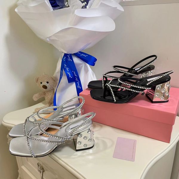 Miumius Sandalias Diseñadores Casual Mujer Zapatos Zapatos Sandalia Dama Zapato Clásico Cruz Diamantes Perla Ocio Versátil Negro Plata Color