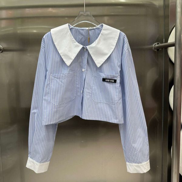 Miumius Camisa Diseñador Moda de lujo Mujer Diseño de multitud pequeña Cuello de muñeca Camisa a rayas de manga larga Principios de otoño Nuevo estilo universitario Reducción de edad Top dulce