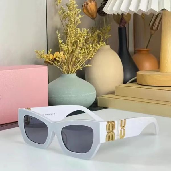 Miumius Sunglass Fashion Lady Designer Gafas de sol Hombres Mujeres Classic Luxury Eyewear Outdoors Beach Black Gold Sunglass