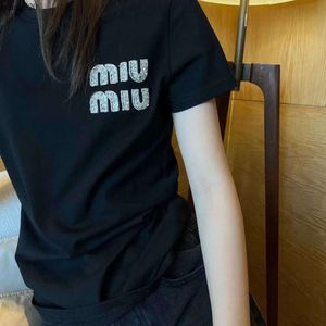 Miumius T-shirt Designer Euro Modemerk Vroege Lente Nieuwe Strass Letter Decoratie Katoen Korte Mouw Ronde Hals Dames