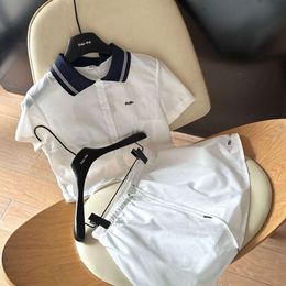 Diseñador de traje de Miumuss Luxury Fashion Luxury Two Piece Spring and Autumn New White Polo Collar Camiseta Camisa de manga corta Half Skirt
