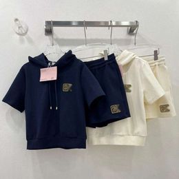 Miumiuss Suit ontwerper Luxe mode Tweede stuk Gold Thread Borduurde stijl Sport en vrijetijdsset Zomer Nieuwe capuchon Top en shorts