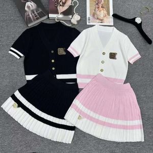 Miumusus Suit Designer Fashion Luxury Two Piece Printemps / Été Nouvelle Lettre broderie en V Cardigan en tricot en tricolage