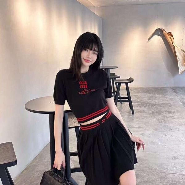 Diseñador de traje Miumuss Luxury Fashion Two Piece Summer New Black Knitt Falda de pliegues de manga corta con letras Bordado Elegante Estilo