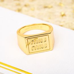 Anillo cuadrado con letras miumu, anillo MUI de moda para celebridades de Internet, nuevo estilo ligero de alta gama con caja