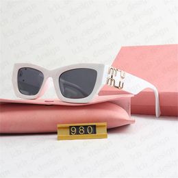 Miun Miun Designer Sunglass Eenvoudige zonnebril voor vrouwen Men Klassiek Merk Zonneglas met Letter Goggle Adumbral 7 Color Option bril 380