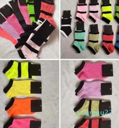 Mezclar calcetines tobilleros de colores negro y rosa, calcetines deportivos a cuadros para niñas y mujeres, calcetines deportivos de algodón, pares de zapatillas de deporte para monopatín