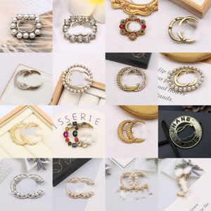 500Style Mix Enviar famoso diseño Marca Luxurys Desinger Broche Mujeres Rhinestone Pearl Letter Broches Traje Pin Joyería de moda Accesorios de decoración de ropa