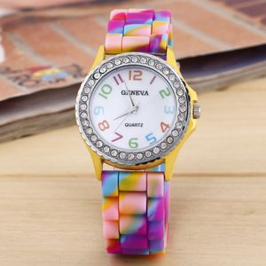 Clásico Cystal Mujeres Ginebra Relojes Reloj de diamantes decoración de silicona Camuflaje colorido Correa de color Reloj de pulsera Reloj de cuarzo de moda