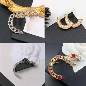 20Style Letter Brooch Classic Brand Designer Pearl Women Pearl Rhinestone Letters Brooches Suit Pin de mode Bijoux ACCESSOIRES