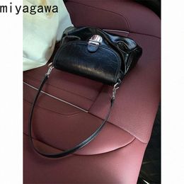 Miyagawa dames 2023 Niche Design Nieuwe tas Donker Retro Land Lock Buckle onderarmtas enkele schouder Crossbody Smakbody Small tas Y4EG#