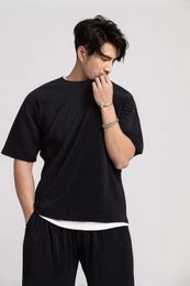 Miyake plissé t-shirt pour hommes vêtements d'été t-shirts à manches courtes couches de mode noirs
