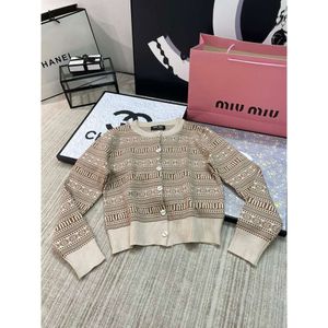 Famille MM 23 automne / hiver Nouveau Jacquard Letter Full Tricoted Small Cardigan Style Fashion Polyme Round Cou Trippe Femme