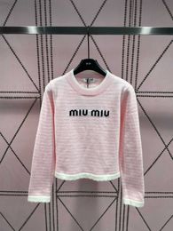 Mm Family Autumnwinter Novo pulôver de malha com listras femininas e letras jacquard para reduzir a idade Moda versátil estilo curto