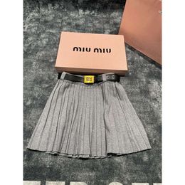 MM Home 23 Otoño/Invierno nuevo británico estilo JK media falda plisada corta para mujer cinturón con hebilla de Metal moda versátil