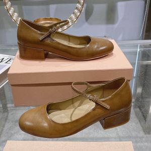 MM's magie: bruine leren hakken geven elke outfit een boost met ultieme verfijning!Designer sandalen voor dames