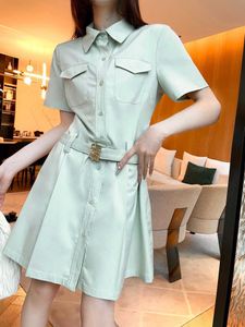 MM Springsummer Nouveau revers décontracté simple design à pockée de poche robe de courroie en métal Style de travail pour femmes