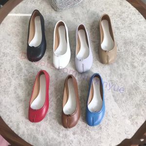 MM6 Casual Shoes Chaussures de ballet Tabi de styliste pour femmes, chaussures de luxe semi-décontractées, chaussures de ballet plates en peau d'agneau, pantoufles en cuir, mocassins à cheville plate, sandales