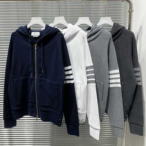 Mm7o Hombres y mujeres Suéter Diseñador de moda Thombrownsweatshirt Waffle Sudadera con capucha Classic Four Bar Con capucha Top Zip Cardigan Ropa coreana