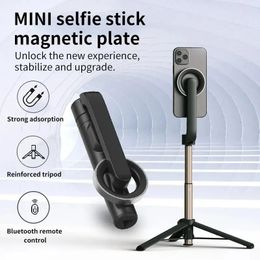 Support de téléphone portable Bluetooth Selfie Stick Stabilisateur de caméra portable magnétique Bureau intégré Tiktok Live Triangle 240309
