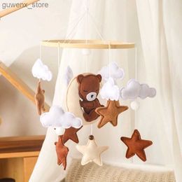 MOBILES# Laten we houten baby rammelaars zachte vilt cartoon beer bewolkte ster maan hangende bed bel Bell Mobile Crib Montessori Education Toys Y240412