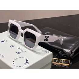 Modo desactivado w Zonnebril Luxe Witte Luxe Ontwerper Voor Heren En Wo-stijl 40001 Mode Klassieke Dikke Plaat Zwart Wit Vierkant Frame Brillenq69f