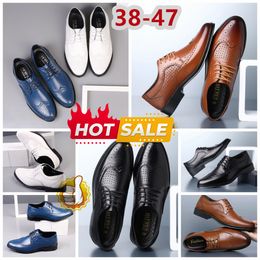 Modelos Zapatos de vestir de diseñador formal Hombre Negro Azul blanco Zapatos de cuero Punta puntiaguda traje de banquete de fiesta Zapatos de diseñador de tacón de negocios para hombres EUR 38-47 suave
