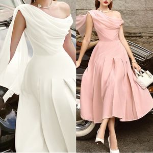 Moderne A-Line prom-jurken met één schouder mouwloze thee-lengte ruches pick-ups jurk met wrap beroemde avondjurken plus maat op maat gemaakte b5004