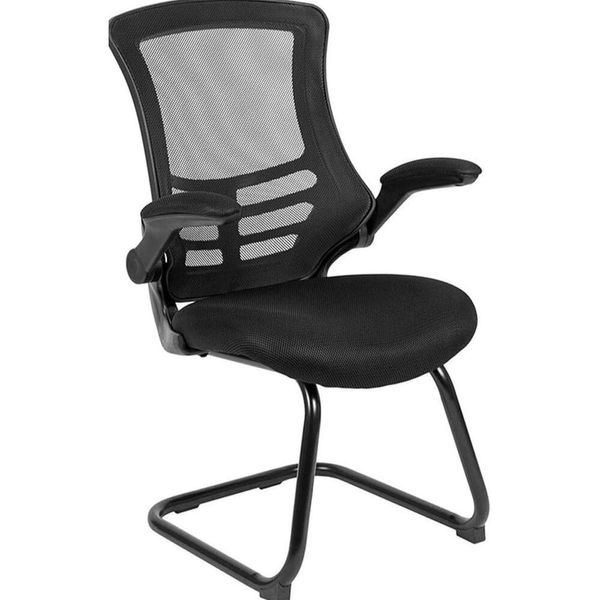 Chaise de réception en maille noire moderne et confortable avec des bras remontés pour le bureau ou une salle d'attente - Design élégant, base de traîneau robuste