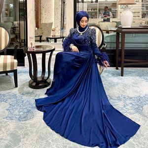 Robes de bal musulmanes perlées modernes manches en plumes sirène Kafan robe de soirée plissée Satin arabe Dubaï Hijab robe formelle 326 326