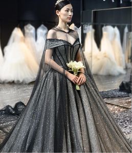 Moderne zwarte a-lijn gotische trouwjurken van de schouder sparkly tule vrouwen niet-witte bruidsjurken met Cape luxe trein op maat gemaakt