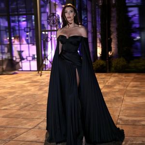 Moderne zwarte split-a-lijn avondjurken off-shoulder met capemouwen plooi formele jurk gedrapeerde Arabische Dubai beroemdheidsjurk 326 Rabic Rabic Rabic rabic