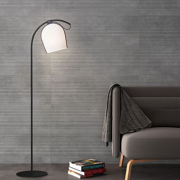 lámpara de pie de decoración moderna lámpara de pie de polietileno luz de lectura de luz de piso de estilo nórdico blanco y negro