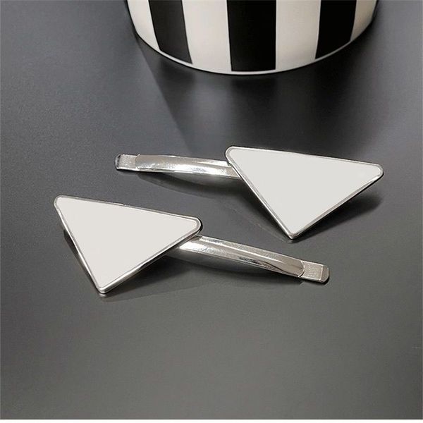 Pince à cheveux de créateur moderne en émail triangle, épingle à cheveux de luxe pour femmes, décoration d'anniversaire en argent plaqué, accessoires de luxe, clips à pression emblématiques sans nickel ZB046 E23 F4