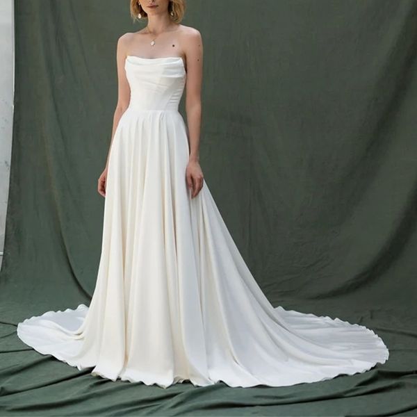 Robe de mariée en satin de créateur moderne avec cuisse de courbe à hauteur de cuisse à la cuisse de la courbe de courbe de mariée