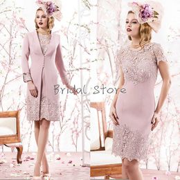 Moderne Dusty Rose Petite longueur au genou mère de robes de mariée décolleté dentelle à manches longues marié mère robe avec veste 2 pièces uk