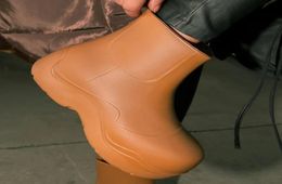 Moderne mode regenlaarzen massieve waterdichte elastische bovenste dikke platte platform zool ronde teen non -slip merk ontwerp dames schoenen 22043308888