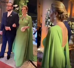 Moderne Groene Chiffon Moeder Van De Bruid Jurken Met Lange Cape Trein Grote Maten Dames Avondfeest Jurken Ruglooze Bruiloftsgast Formele Gelegenheden Galajurk