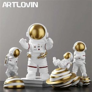 Figurines d'astronautes de décoration moderne, cadeau d'anniversaire pour homme, petit ami, statue abstraite, sculpture d'astronaute, couleur or, 211108