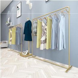 Modern ijzeren kunststoffen rek voor slaapkamer en kledingwinkel - Nordic Light luxe vloerdisplaystandaard voor het organiseren en presenteren van kleding