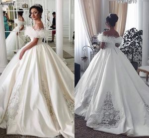 Vestido de fiesta de satén marfil moderno Vestidos de novia Pieles de lujo Encaje fuera del hombro Árabe Aso Ebi Princesa Novia Vestidos de recepción Tren de la corte Tallas grandes Túnicas formales CL2661